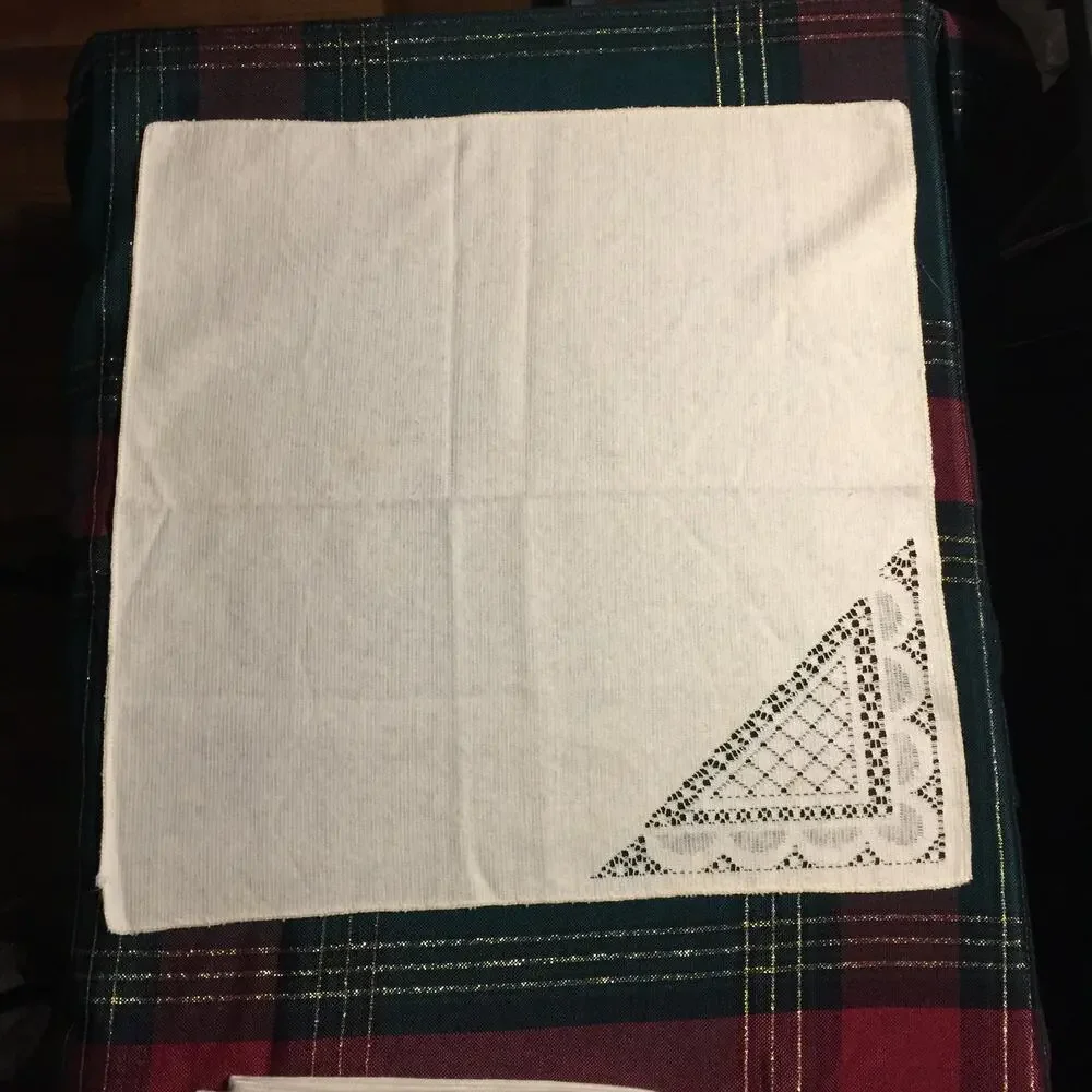 FLAWS Cloth napkins unbranded (4) total